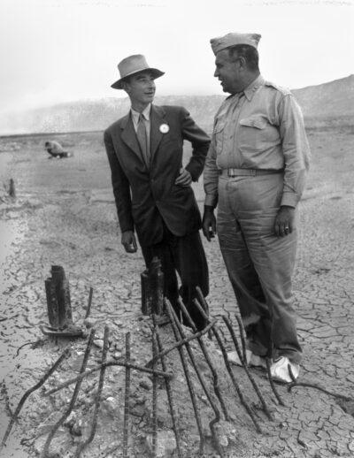 Trinity_Test_-_Oppenheimer_and_Groves_at_Ground_Zero_002 Oppenheimer